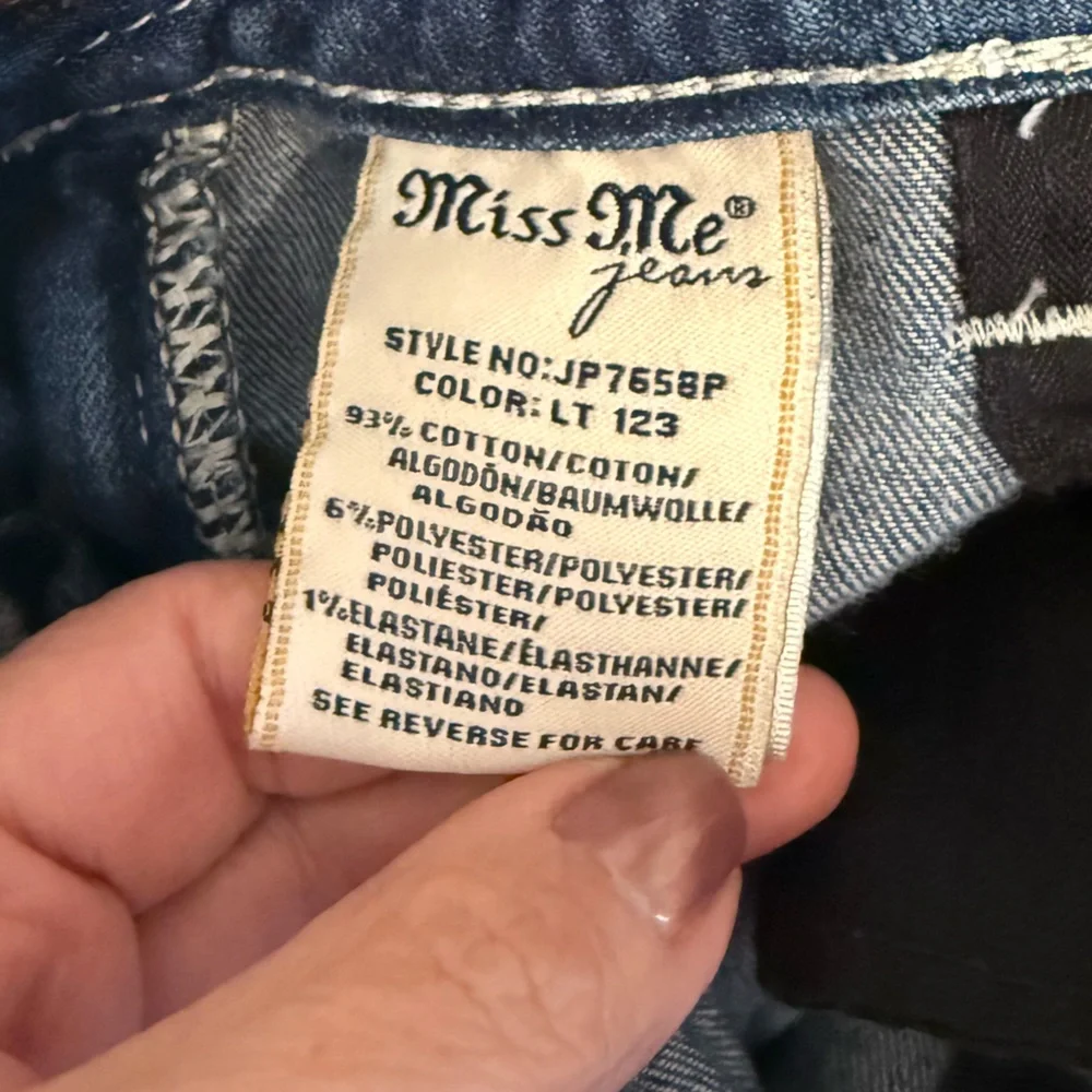Miss Me Embellished Signature Cuffed Capri Jeans Distressed Light Wash Blue 28